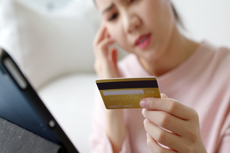 過払い金請求するとクレジットカードを使えないって本当!?　影響と注意点