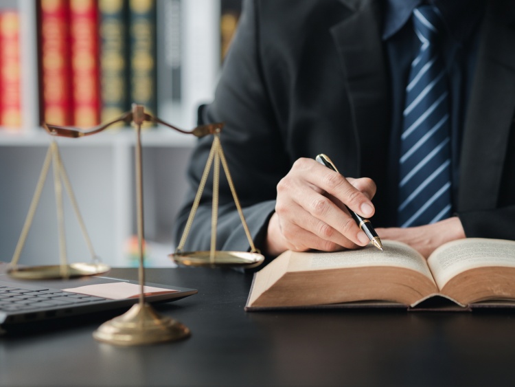 自己破産は弁護士にまず相談や依頼を！ メリットや費用を解説