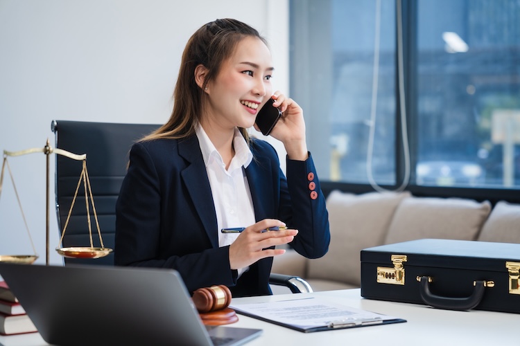 債務整理を弁護士に電話相談できる窓口4選　活用方法を解説